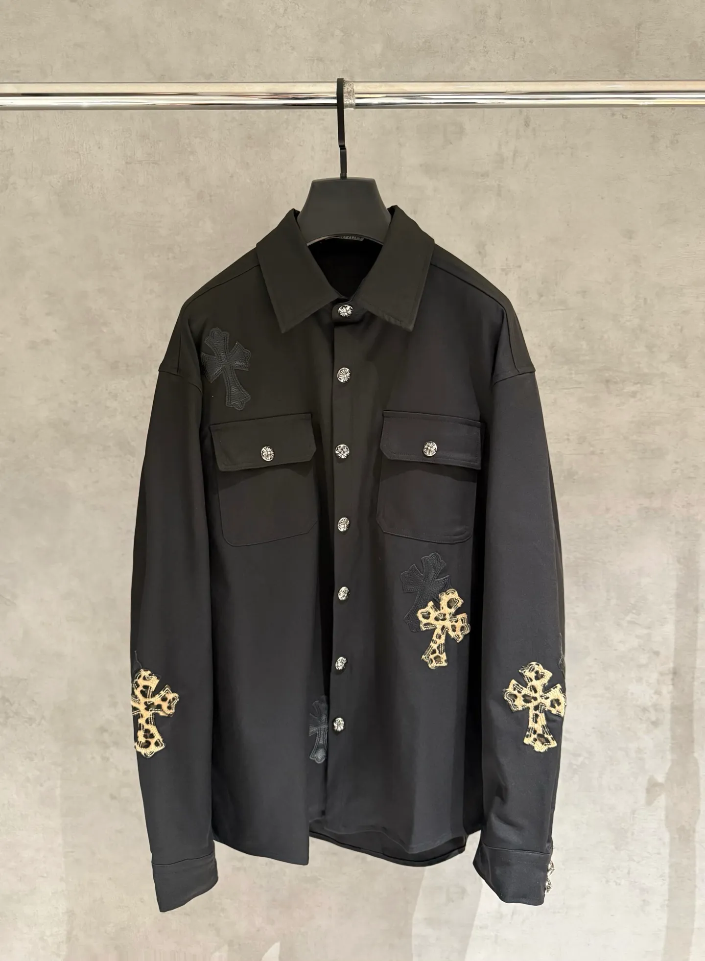🅿️410 [Strict quality control] CH Crow Heart Leopard Print Work Dog Jacket Camouflage Cross Workdog is the best-looking jacket in CH, with black leather➕horse hair cross leather splicing, silver-plated hardware, loose fit, quite wide and stylish, and the same style for men and women. Color: black and white 2 colors Size: M-2xl